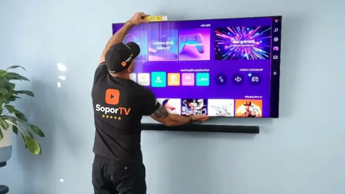 Técnico de SoporTV instalando un soporte para TV en la pared