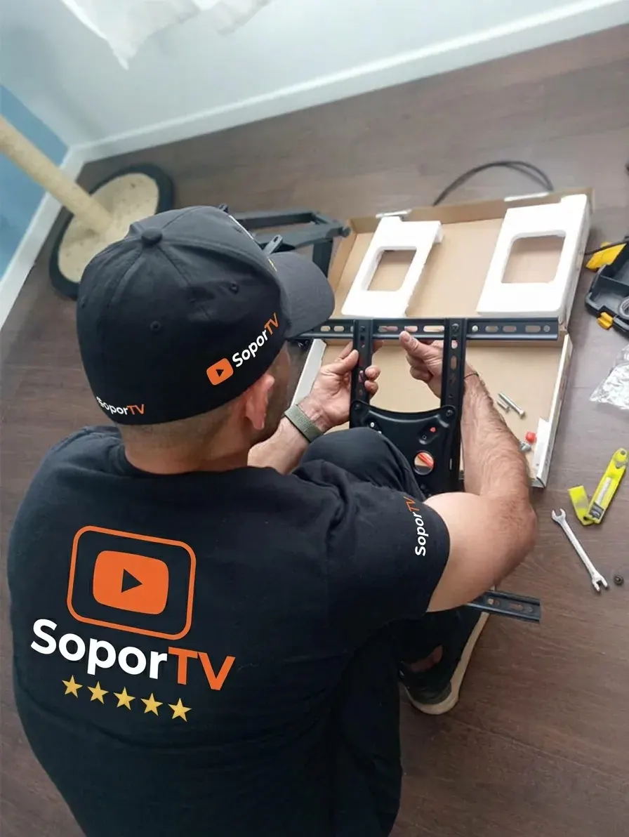 Técnico de SoporTV revisando el soporte para TV antes de instalarlo